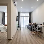 Arcadia Sky возле моря *