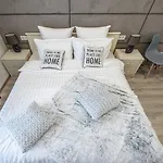 Arcadia Sky возле моря *