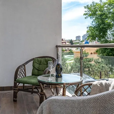 Arcadia Sky возле моря *