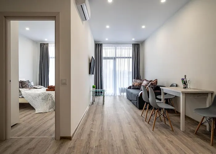 Arcadia Sky возле моря *