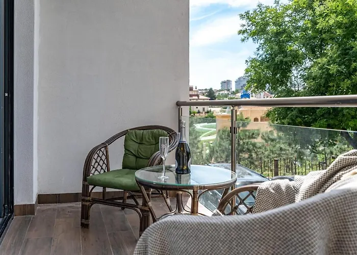 Arcadia Sky возле моря *