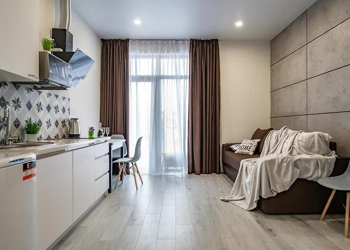 Arcadia Sky возле моря *