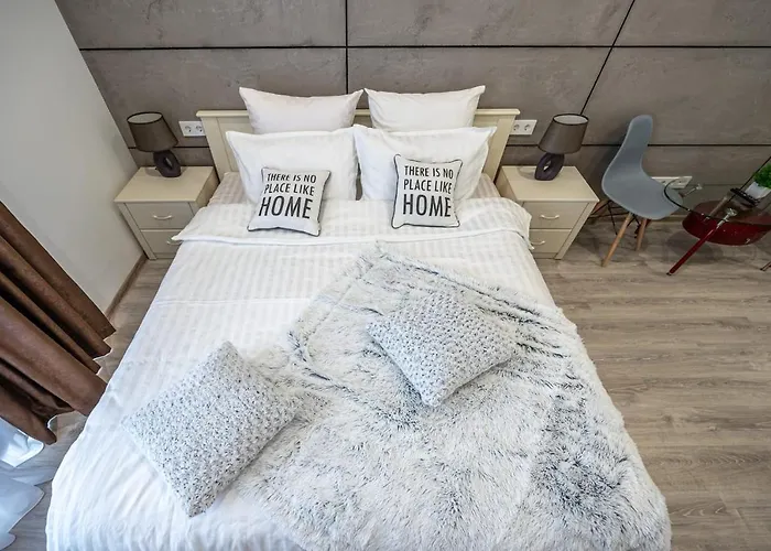 Arcadia Sky возле моря *